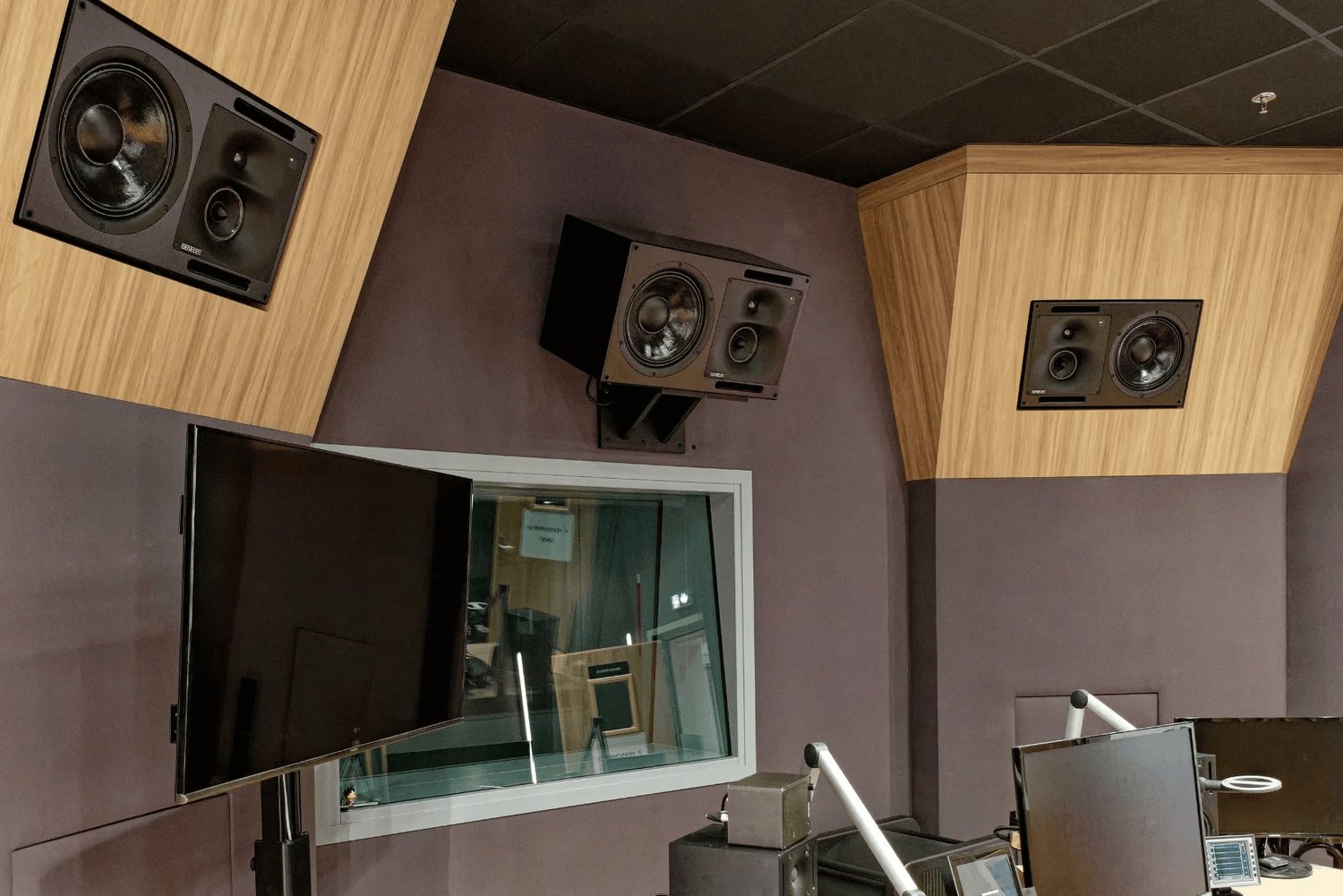 Disney Studios cabine mixage B — moniteurs Genelec intégrés dans baffle bois sur mesure TCS