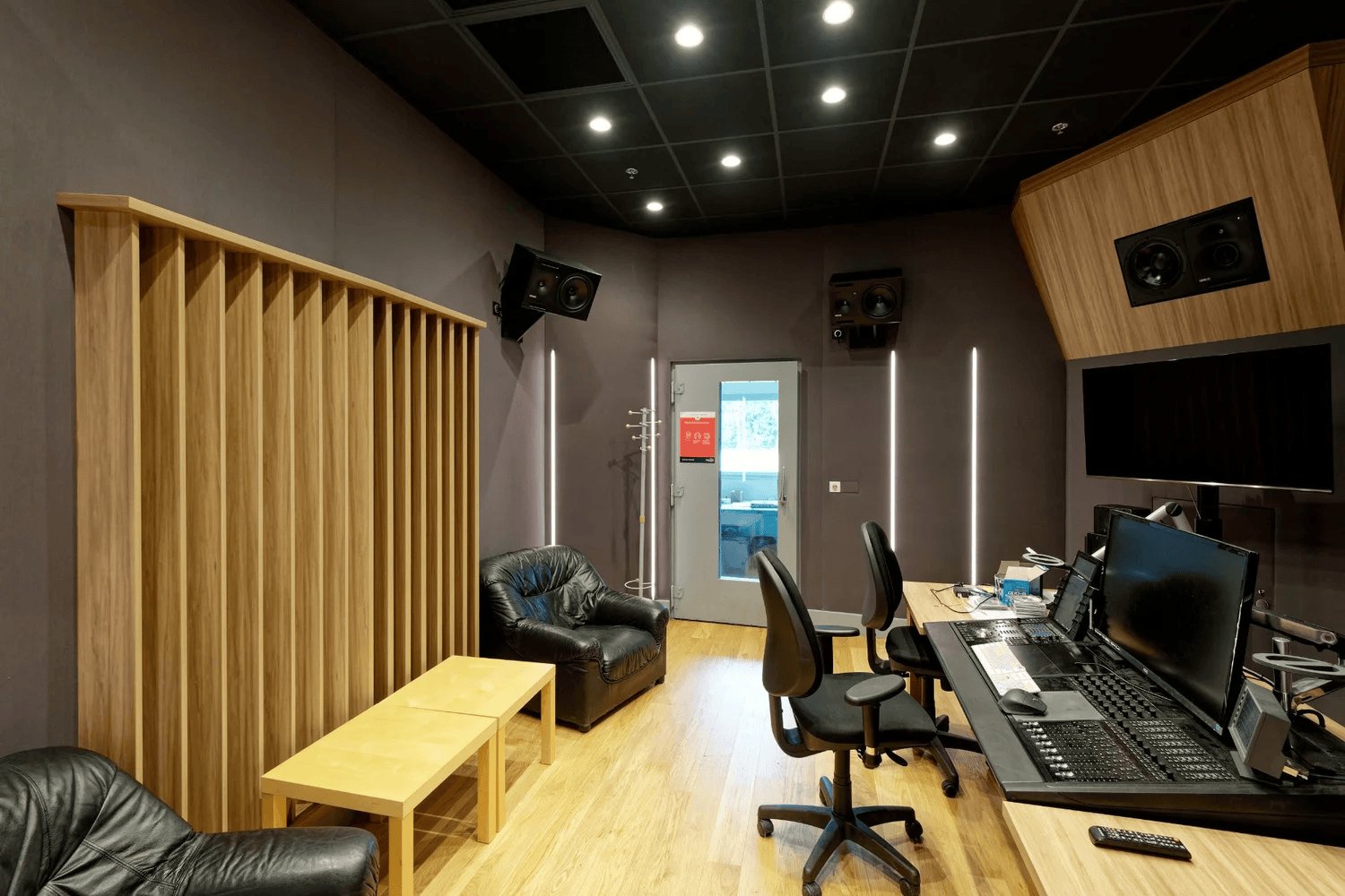 Disney Studios Mixage B — vue arrière diffuseurs surround et boiseries acoustiques TCS
