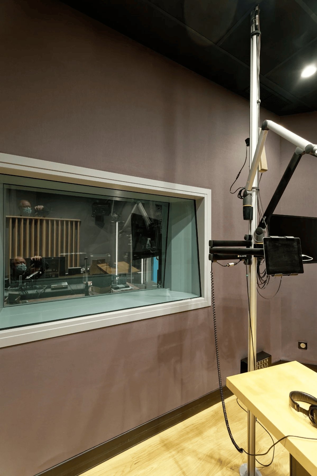 Cabine Speak Disney — vitrage feuilleté et pied micro, construction TCS