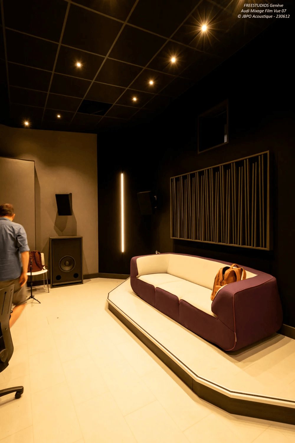 FreeStudios Genève — zone client et diffuseurs surround, réalisation TCS