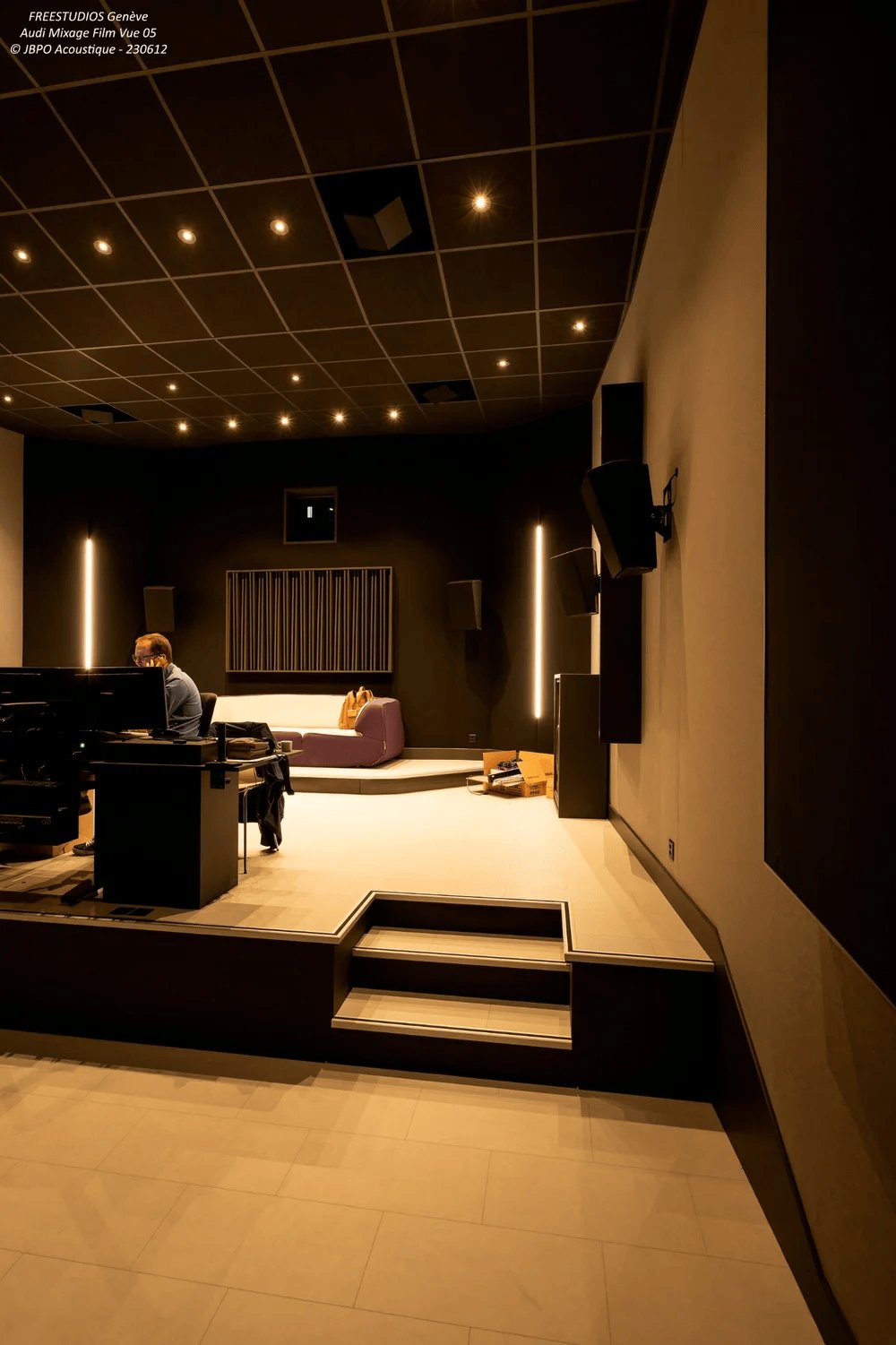 FreeStudios Genève — vue latérale auditorium Atmos avec pupitre de mixage, TCS