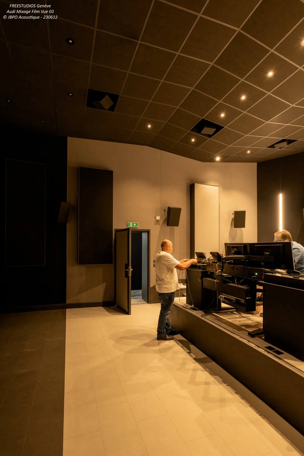 FreeStudios Genève — vue arrière console et porte acoustique, construction TCS