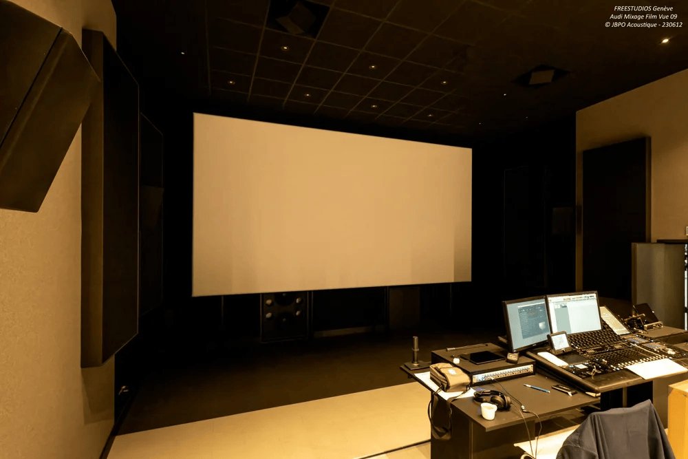 FreeStudios Genève — écran de projection et station de mixage, auditorium Atmos TCS
