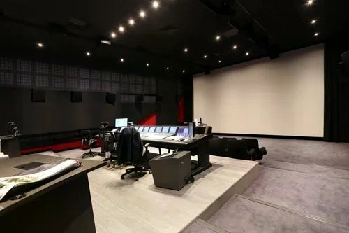 Dubbing Brothers Audi 8 Atmos — vue pupitre et écran de projection, construction TCS