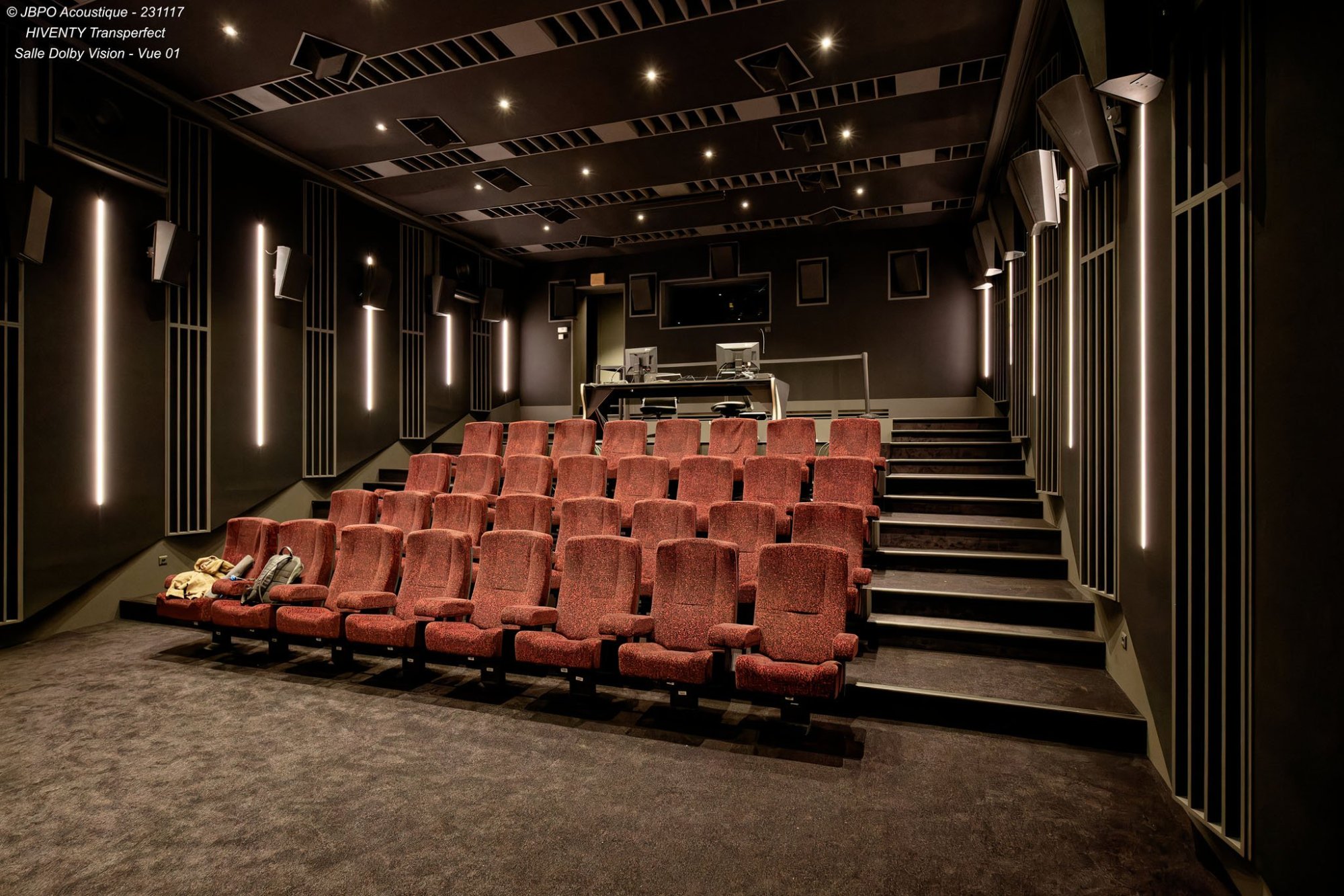 Transperfect Hiventy salle Dolby Vision — vue frontale 32 places, construction TCS