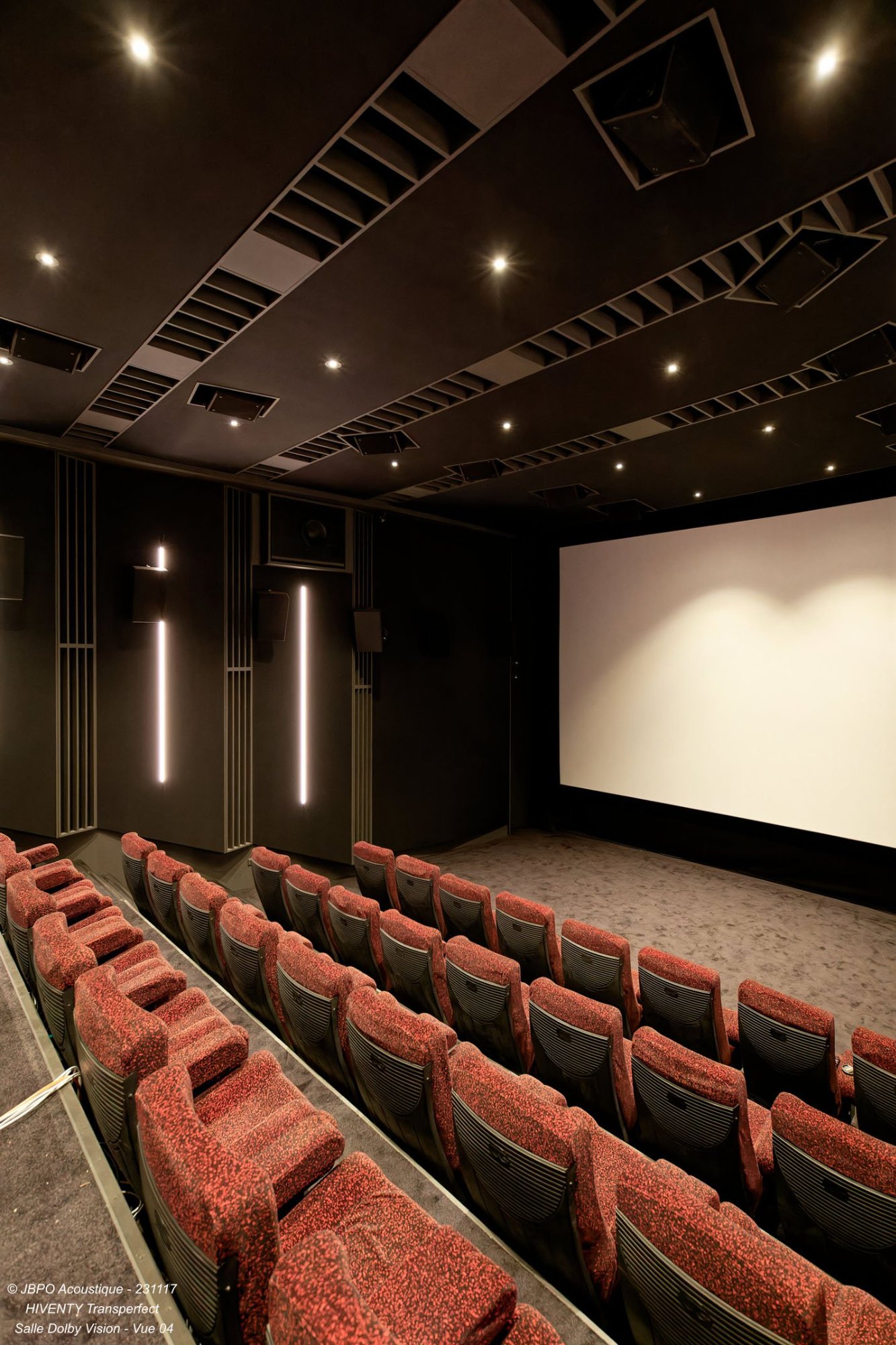 Transperfect Hiventy — vue depuis régie vers écran Dolby Vision, construction TCS