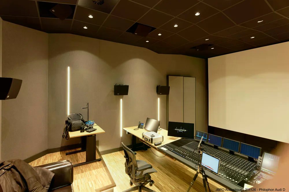 Philophon Audi D Luxembourg — régie de mixage et écran de projection, construction TCS