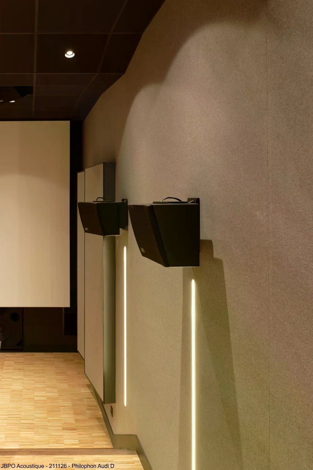 Philophon Audi D — diffuseurs surround et tissu acoustique mural, réalisation TCS