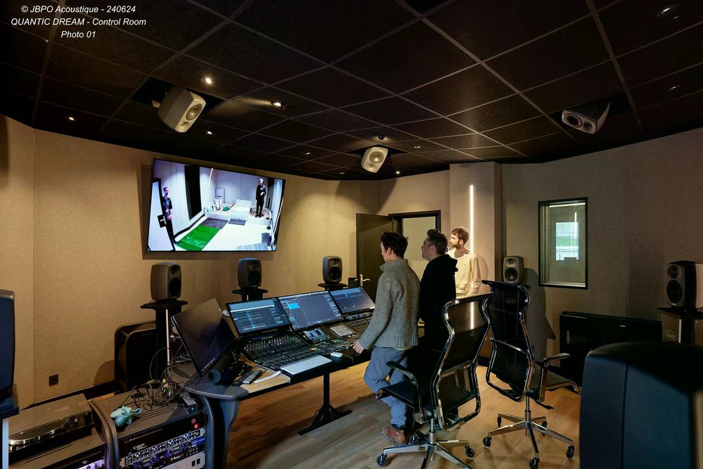 Quantic Dream Control Room — vue générale console et moniteurs Genelec, construction TCS