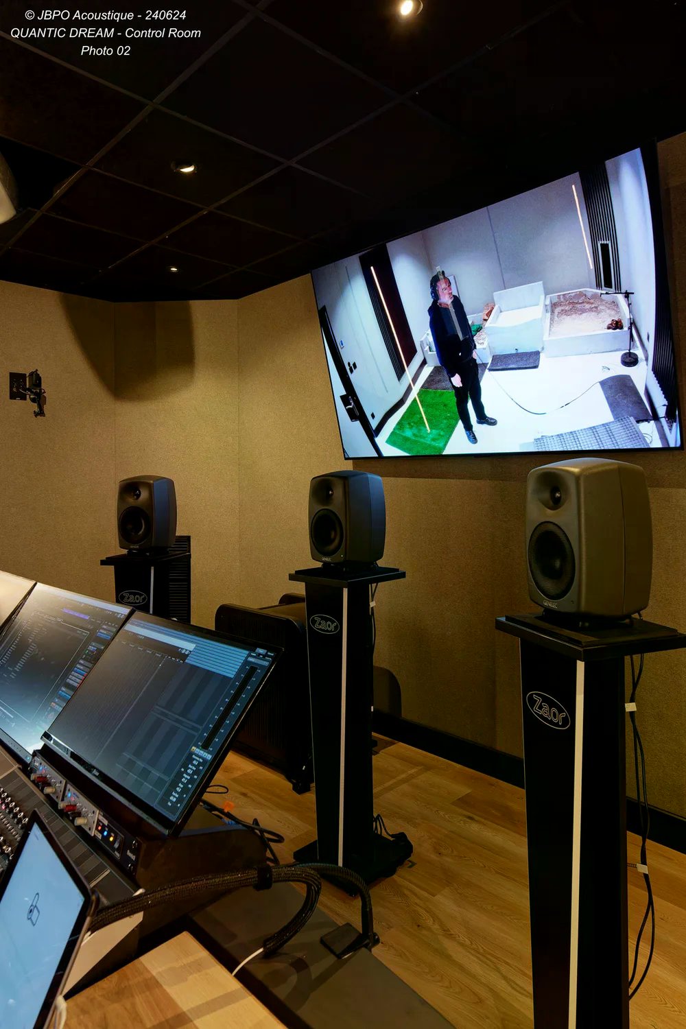 Quantic Dream Control Room — moniteurs Genelec et tissu acoustique mural, réalisation TCS