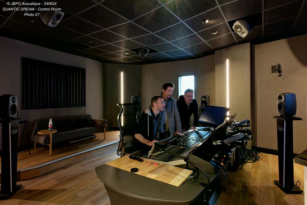 Quantic Dream Control Room — équipe en session de travail, studio construit par TCS