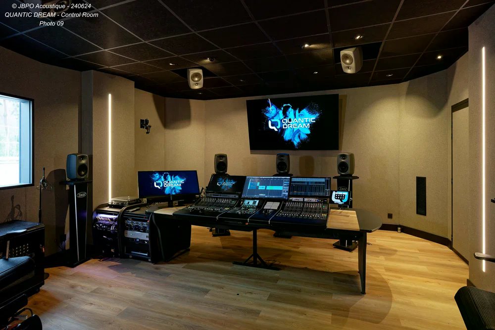 Quantic Dream Control Room — vue frontale complète avec écran et console, TCS