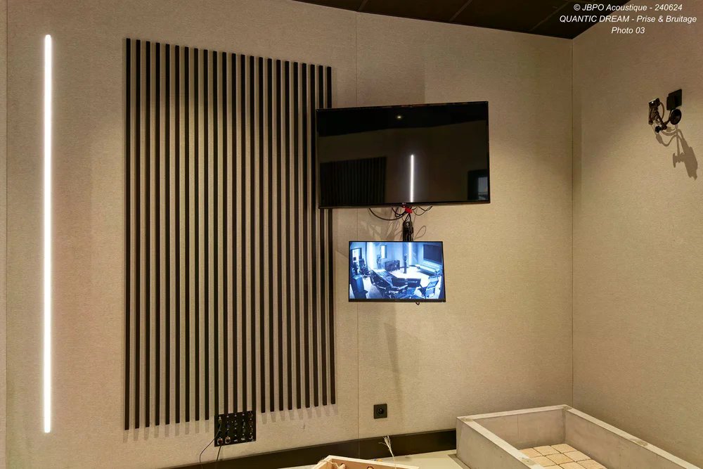 Quantic Dream cabine bruitage — détail lames acoustiques et écrans de retour, TCS