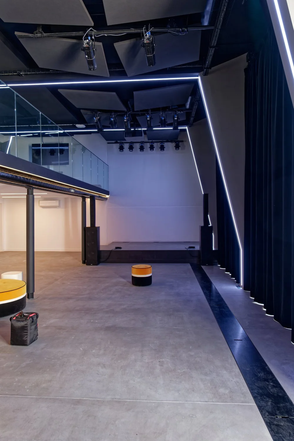 Universal Music salle showcase Paris — vue scène et régie mezzanine, construction TCS