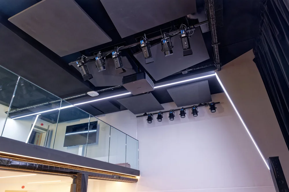 Universal Music Paris — plafond acoustique avec cintres et éclairage scénique, TCS