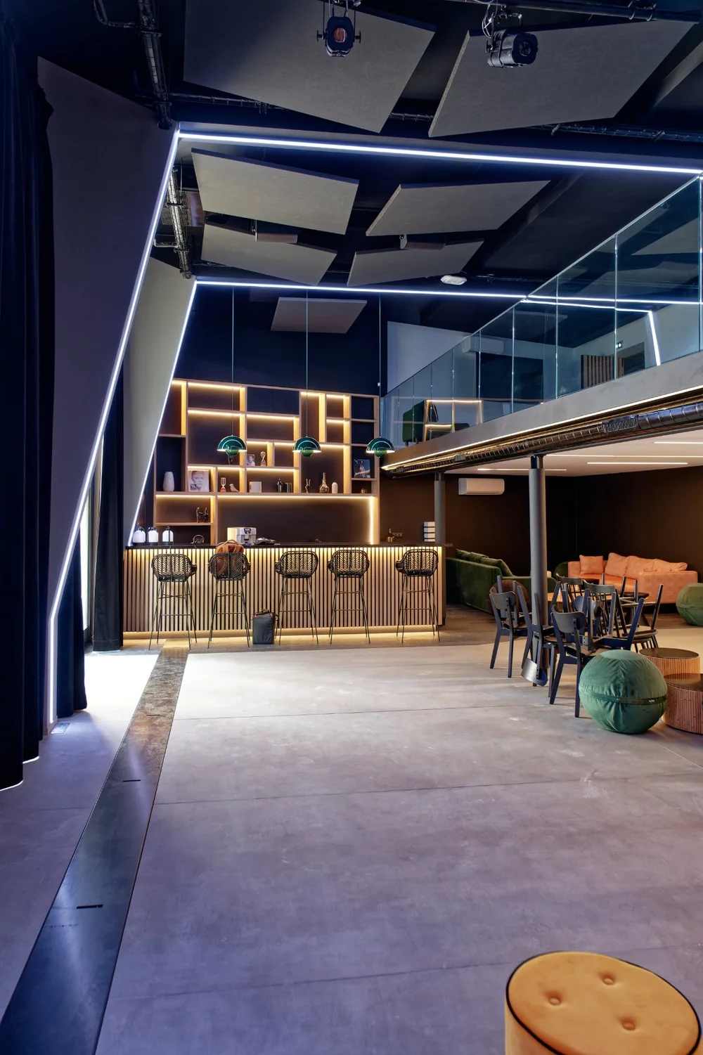 Universal Music showcase — espace bar et mezzanine vitrée, menuiserie sur mesure TCS